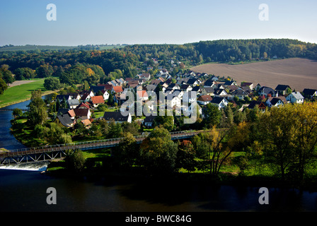 Vue sur le village et la Mulde River à partir de la tour de 1000 ans le château Schloss Rochlitz Banque D'Images