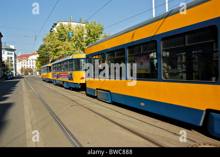 Plus d'attente de voitures de tramway chariot électrique de transport en commun dans la vieille ville de Leipzig Banque D'Images