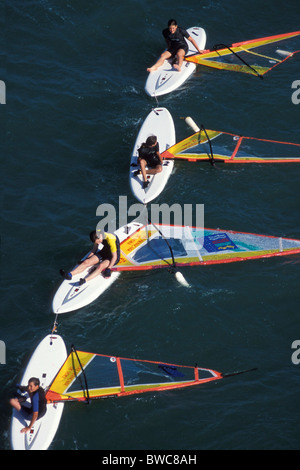 Les enfants l'apprentissage de la planche à voile à une école de voile sur les Glenan's Island, Bretagne, France 1998. Banque D'Images