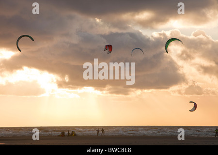 Kite surfeurs sur la côte de Fylde entre Blackpool et Lytham, Lancashire, Royaume-Uni. Banque D'Images