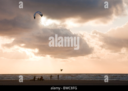 Kite surfeurs sur la côte de Fylde entre Blackpool et Lytham, Lancashire, Royaume-Uni. Banque D'Images