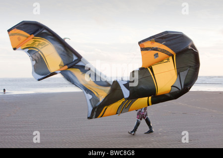 Kite surfeurs sur la côte de Fylde entre Blackpool et Lytham, Lancashire, Royaume-Uni. Banque D'Images