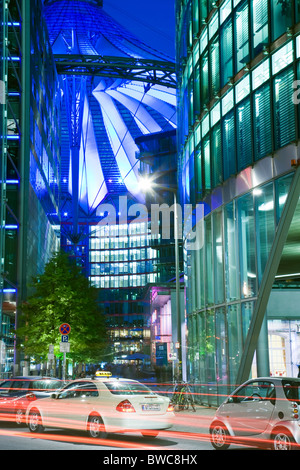 Location de light trails sur rue la nuit, Potsdamer Platz, Sony Center, Berlin, Brandenburg, Allemagne Banque D'Images