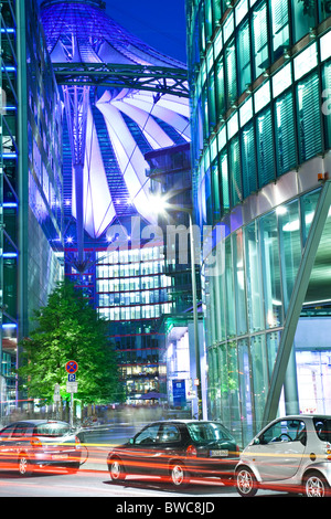 Location de light trails sur rue la nuit, Potsdamer Platz, Sony Center, Berlin, Brandenburg, Allemagne Banque D'Images