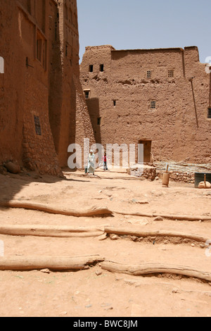 Les étroites ruelles et rues de la Kasbah de Aït Benhaddou au Maroc Banque D'Images