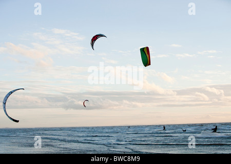 Kite surfeurs sur la côte de Fylde entre Blackpool et Lytham, Lancashire, Royaume-Uni. Banque D'Images