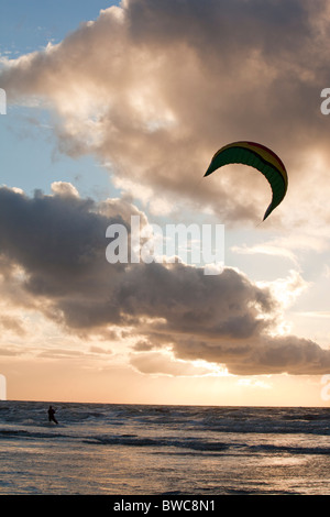 Kite surfeurs sur la côte de Fylde entre Blackpool et Lytham, Lancashire, Royaume-Uni. Banque D'Images