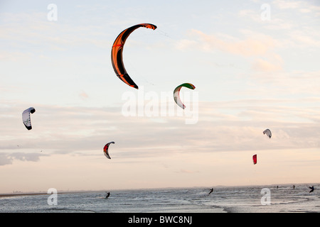 Kite surfeurs sur la côte de Fylde entre Blackpool et Lytham, Lancashire, Royaume-Uni. Banque D'Images