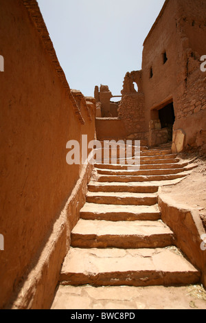 Les étroites ruelles et rues de la Kasbah de Aït Benhaddou au Maroc Banque D'Images