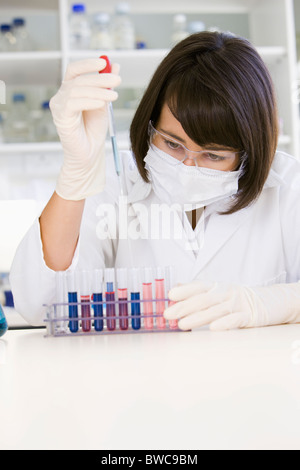 Faire de la recherche scientifique en laboratoire Banque D'Images