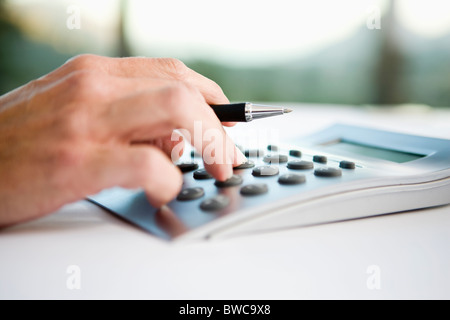 Businessman using calculator, close-up Banque D'Images