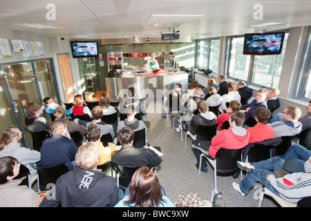 Un gibier local butcher à Kendal college explique aux étudiants comment restauration boucher la venaison. Banque D'Images