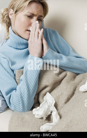 L'Afrique du Sud, Cape Town, young woman blowing nose Banque D'Images