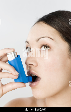 L'Afrique du Sud, Cape Town, close-up of young woman using asthma inhaler Banque D'Images