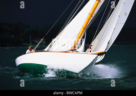 Un NY 30 'Amorita', course sur la baie Naragansett, Rhode Island, USA. Parution de la propriété. Banque D'Images