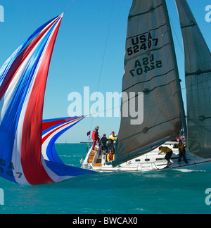 Spi dans l'eau basculement de la location pendant un spinnaker drop, Key West Race Week, Floride, 2005. Banque D'Images