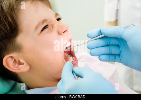 Close-up of little boy ouvrant la bouche pour les soins dentaires checkup en stomatologie office Banque D'Images