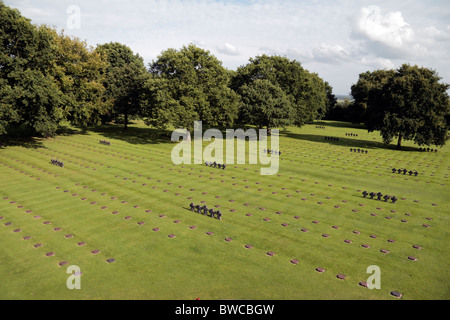 Voir plus de tombes de la butte centrale dans le mémorial de la Cambe cimetière allemand, Normandie, France. Banque D'Images