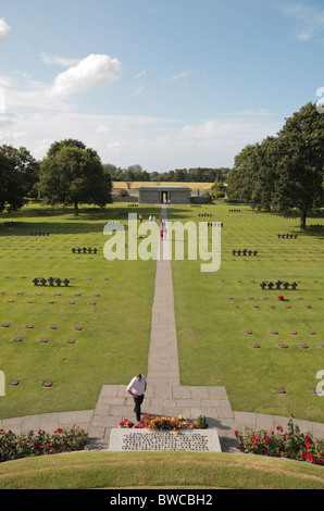 Vue vers l'entrée de la motte centrale dans le mémorial de la Cambe cimetière allemand, Normandie, France. Banque D'Images