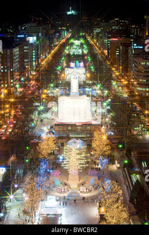 Sculptures le long parc Odori sont illuminés de nuit pendant le Sapporo Snow Festival à Sapporo, dans le nord du Japon Banque D'Images