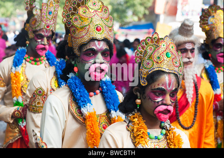 Les artistes de rue festival indien habillé comme Hanuman, à Sathya Sai Baba 85e anniversaire à Puttaparthi, Andhra Pradesh, Inde Banque D'Images