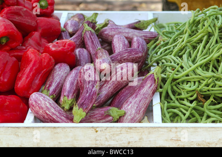 Poivron rouge, aubergines, haricots verts sur market store texture background Banque D'Images