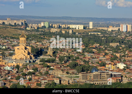 Vue aérienne sur Tbilissi, capitale de la Géorgie. Sur la droite du palais présidentiel, sur la gauche de la cathédrale. Banque D'Images