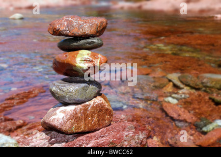 Rolling Stones rouge empilés en Pyrénées rivière calcaire rodeno Banque D'Images