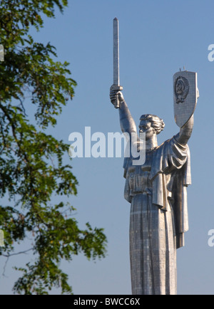 Statue de Rodina Mat, symbole de la patrie, à Kiev, Ukraine. Cette statue a été construit en commémoration de la victoire sur la N Banque D'Images