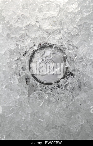 Verre glacé peut immergé dans la glace gel texture closeup Banque D'Images