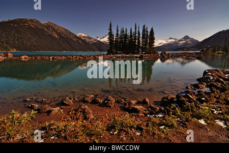 Rocky Mountain Lake Shore Banque D'Images