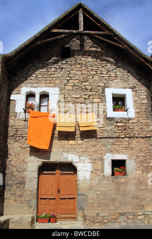 Village de la vallée de hecho rues en pierre dans les Pyrénées Espagne Aragon Banque D'Images