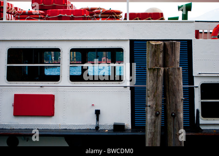 Ferry avec des piles et des bouées pour l'amarrage Banque D'Images