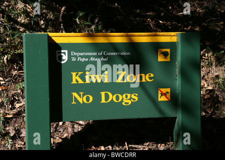 Pas de chiens signe dans un zone Kiwi, Nouvelle-Zélande Banque D'Images