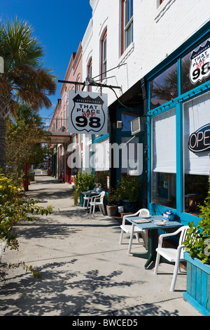 Que Place off 98 cafe sur l'avenue d'Apalachicola au centre-ville, la Côte du Golfe, Florida, USA Banque D'Images