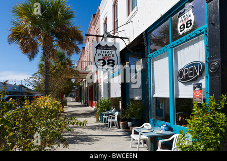 Que Place off 98 cafe sur l'avenue d'Apalachicola au centre-ville, la Côte du Golfe, Florida, USA Banque D'Images