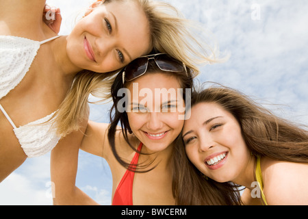 Vue de dessous d'heureuse filles en bikini relaxing and smiling at camera Banque D'Images