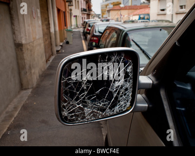 Un rétroviseur cassé dans une rue de Perpignan sud-ouest de la France Banque D'Images