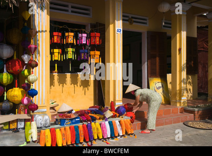 Vendeur lanterne dans Hoi An, Vietnam Banque D'Images