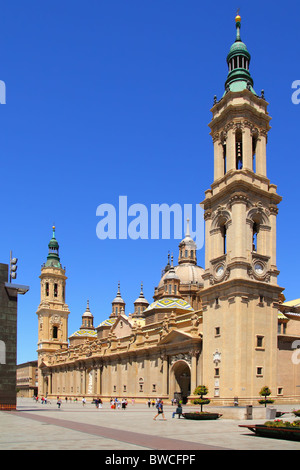 El Pilar de Saragosse en Espagne ville Cathédrale ciel bleu en plein air Banque D'Images