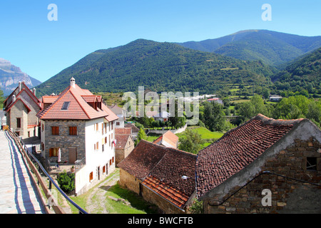 Village de la vallée de hecho rues en pierre dans les Pyrénées Espagne Aragon Banque D'Images