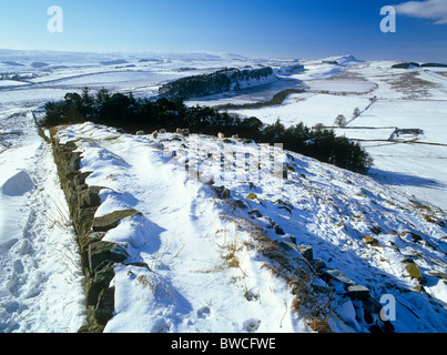 Mur d'Hadrien dans la neige - voir l'ouest de Hotbank Crags sur Crag Lough, Northumberland Banque D'Images