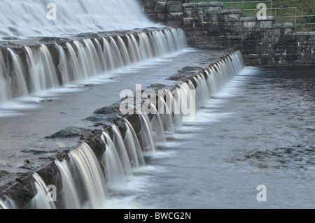 Effet d'eau soyeuse au pied du réservoir de Fernworthy, Dartmoor, dans le Devon. Pris sur une longue exposition. Banque D'Images