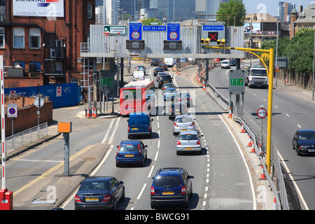 La position du trafic vers l'entrée sud du tunnel de Blackwall. Banque D'Images