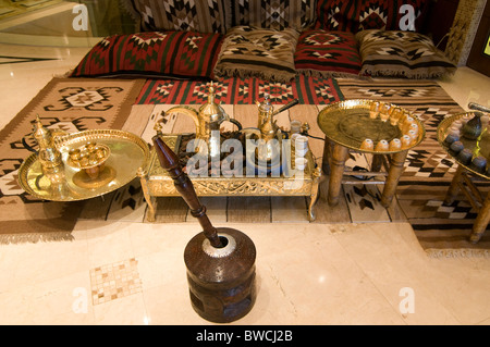 Café Bédouin distinctes servi dans un restaurant à Amman Jordanie Banque D'Images