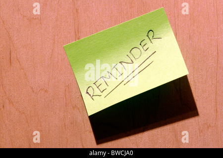 Rappel post-it collé au mur Banque D'Images