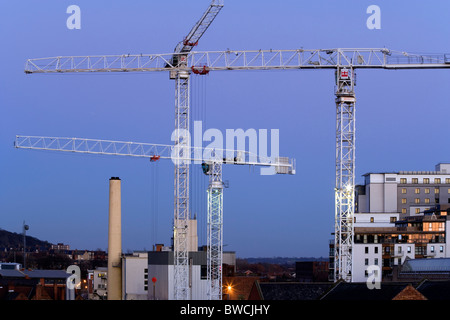 Grues contre ciel bleu.Nottingham, Angleterre Royaume-uni Banque D'Images