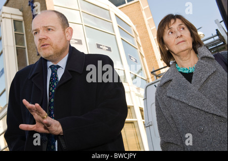 Mark Thompson, directeur général de la BBC avec Menna Richards visiter Cardiff South Wales UK Banque D'Images