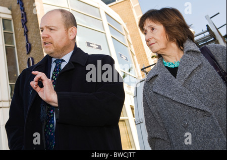 Mark Thompson, directeur général de la BBC avec Menna Richards visiter Cardiff South Wales UK Banque D'Images