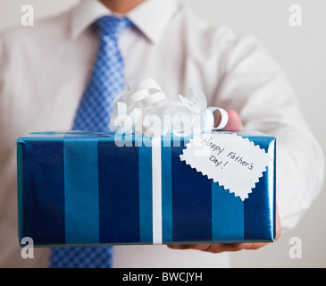 États-unis, Illinois, Metamora, Man holding Father's Day gift, close-up Banque D'Images